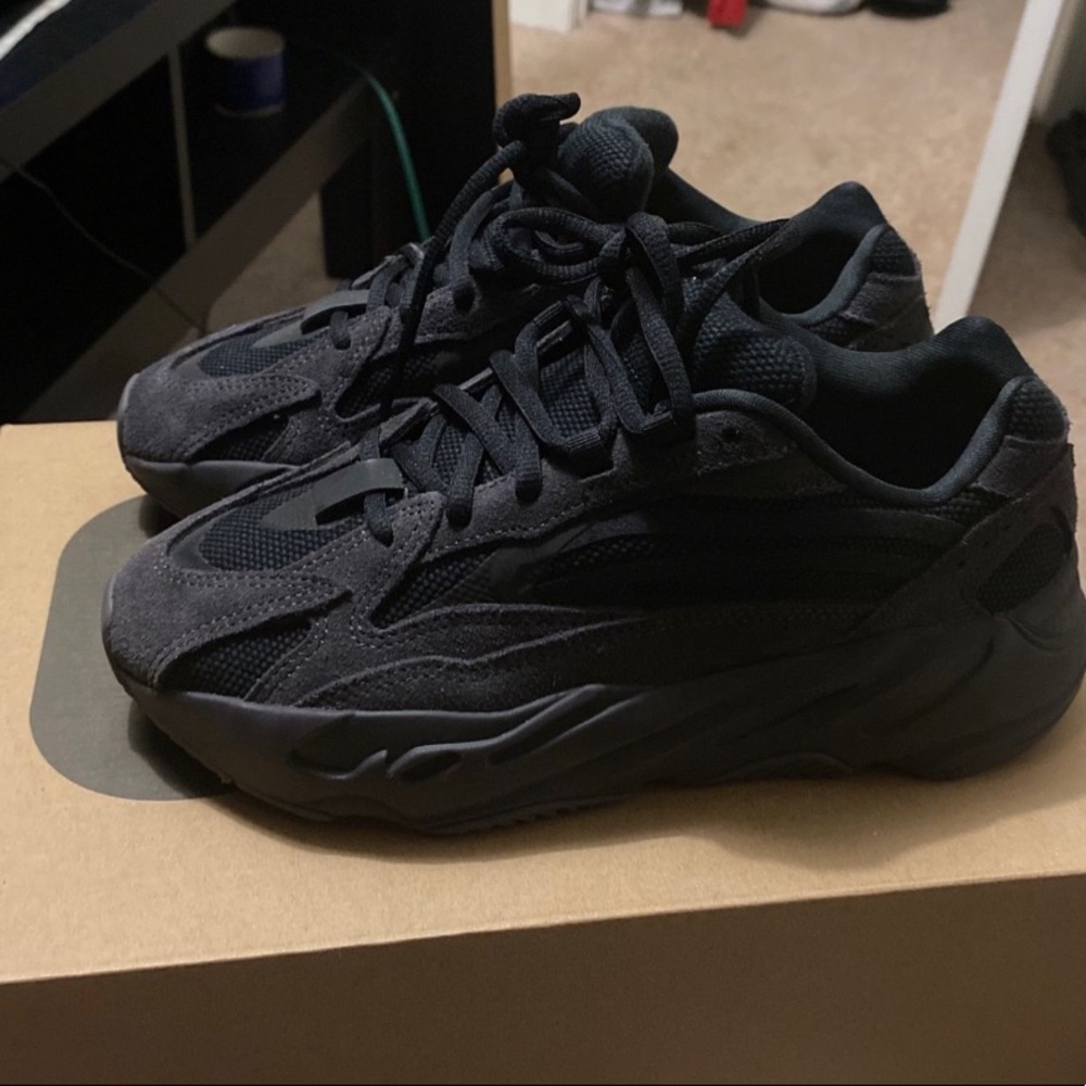 Yeezy vanta 700 size 5 only wore once